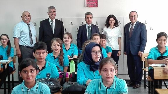  KSO Başkanı Ayhan Zeytinoğlu TEOG Sınavında Dereceye Giren Öğrencilere Çeşitli Hediyeler; Okul Öğrencilerine de Çanta ve Kırtasiye Malzemesi Verdi