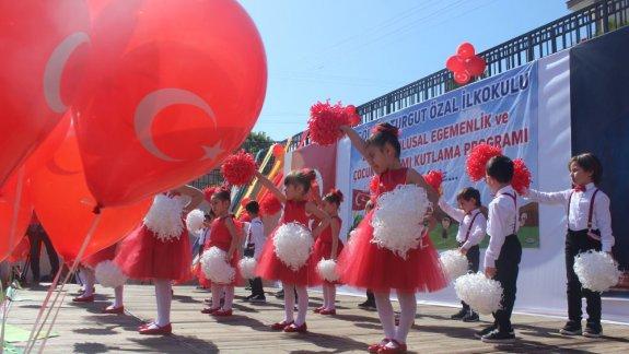 23 Nisan Ulusal Egemenlik ve Çocuk Bayramının 98. Yıl kutlamaları, Turgut Özal İlkokulunda düzenlendi.