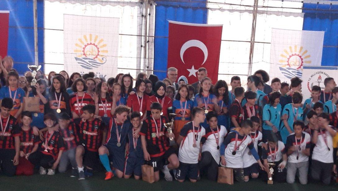 Ortaokullar Arası Kız-Erkek Kocaeli Okul Sporları Gelişim Ligi Ulusal Egemenlik Kupası Futbol Turnuvası Ödül Töreni Yapıldı